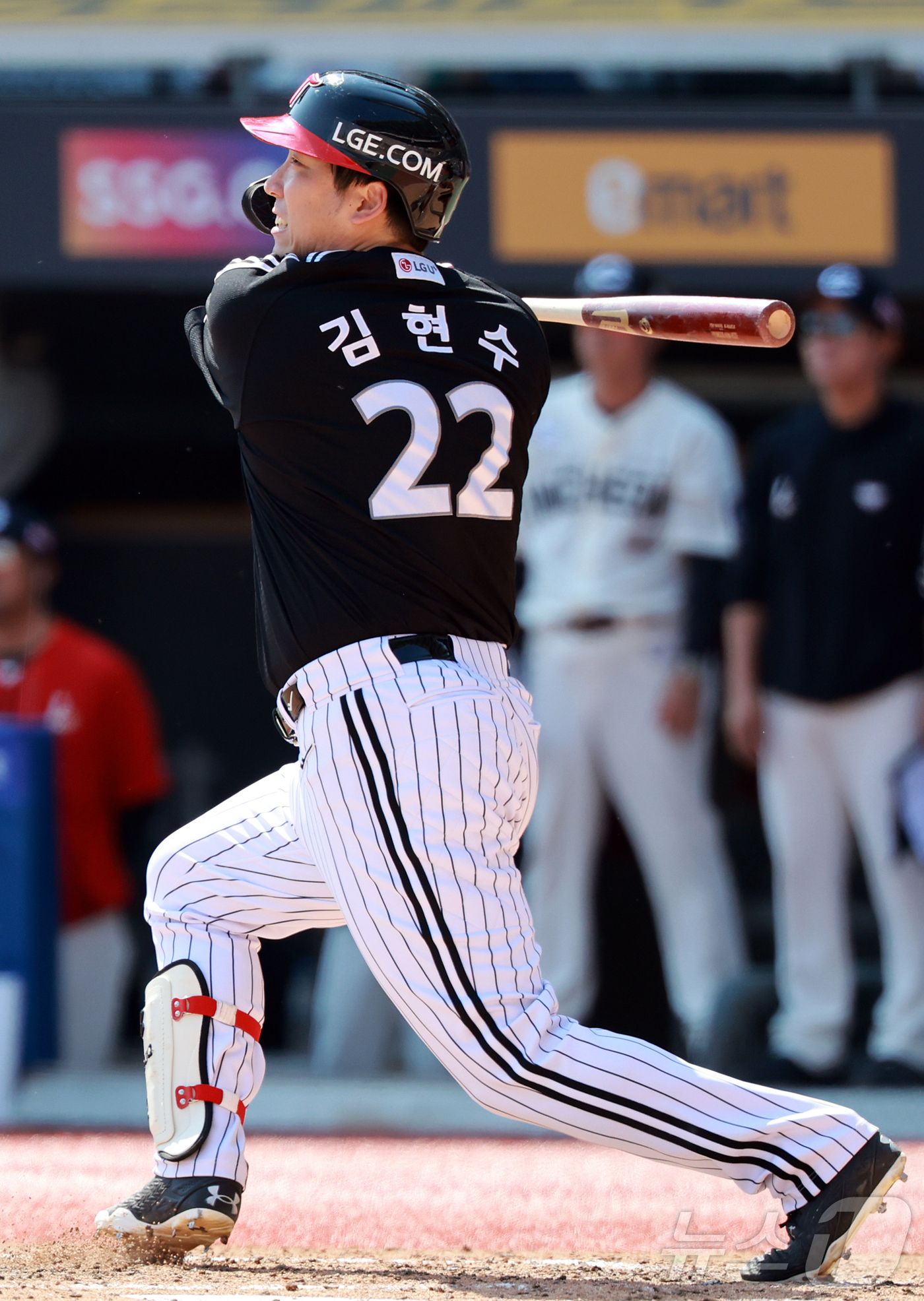 (인천=뉴스1) 김진환 기자 = 25일 오후 인천SSG 랜더스필드에서 열린 '2025 신한 SOL뱅크 KBO리그' LG 트윈스와 SSG 랜더스의 경기, LG 김현수가 5회초 2사 …