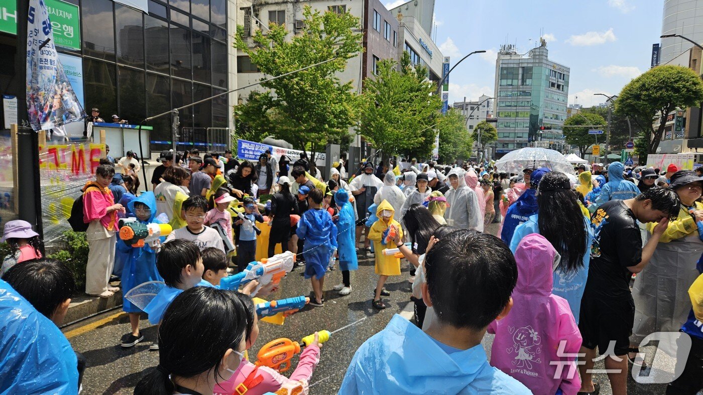 본문 이미지 - 25일 오후 춘천 중앙로 일대에서 열리는 강원 춘천마임축제 개막난장인 &#39;아!水라장&#39; 행사장에서 어린이들이 물총을 쏘면서 즐거운 시간을 보내고 있다.2025.5.25 한귀섭 기자