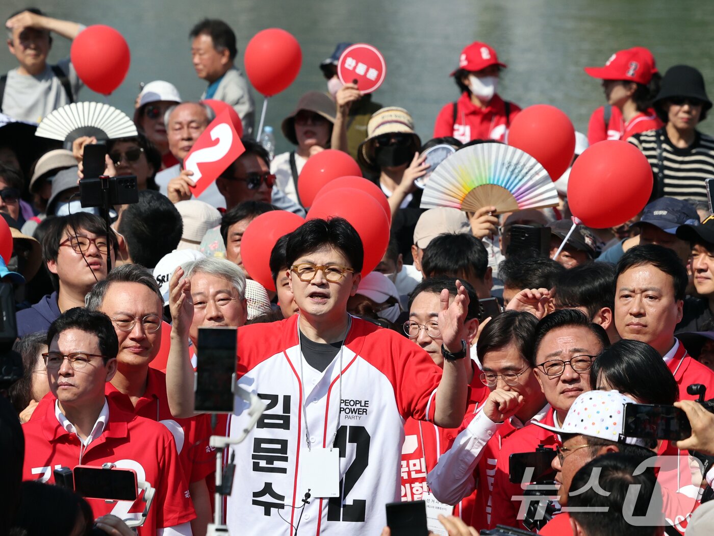 본문 이미지 - 한동훈 전 국민의힘 대표가 25일 오후 서울 송파구 석촌호수에서 김문수 대통령 후보 지원 유세를 하고 있다. 2025.5.25/뉴스1 ⓒ News1 황기선 기자