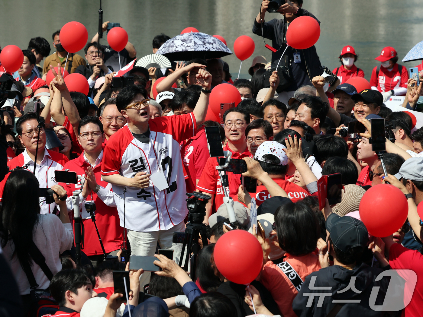 (서울=뉴스1) 황기선 기자 = 한동훈 전 국민의힘 대표가 25일 오후 서울 송파구 석촌호수에서 김문수 대통령 후보 지원 유세를 하고 있다. 2025.5.25/뉴스1