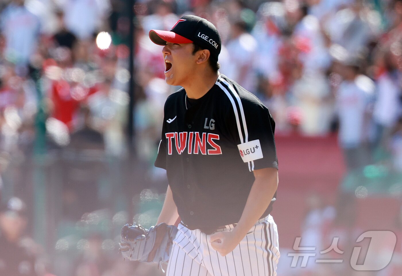 본문 이미지 - LG 트윈스 투수 송승기는 다음 등판 경기에서 KBO리그 평균자책점 1위 코디 폰세와 선발 맞대결을 펼칠 전망이다. 뉴스1 DB ⓒ News1 김진환 기자