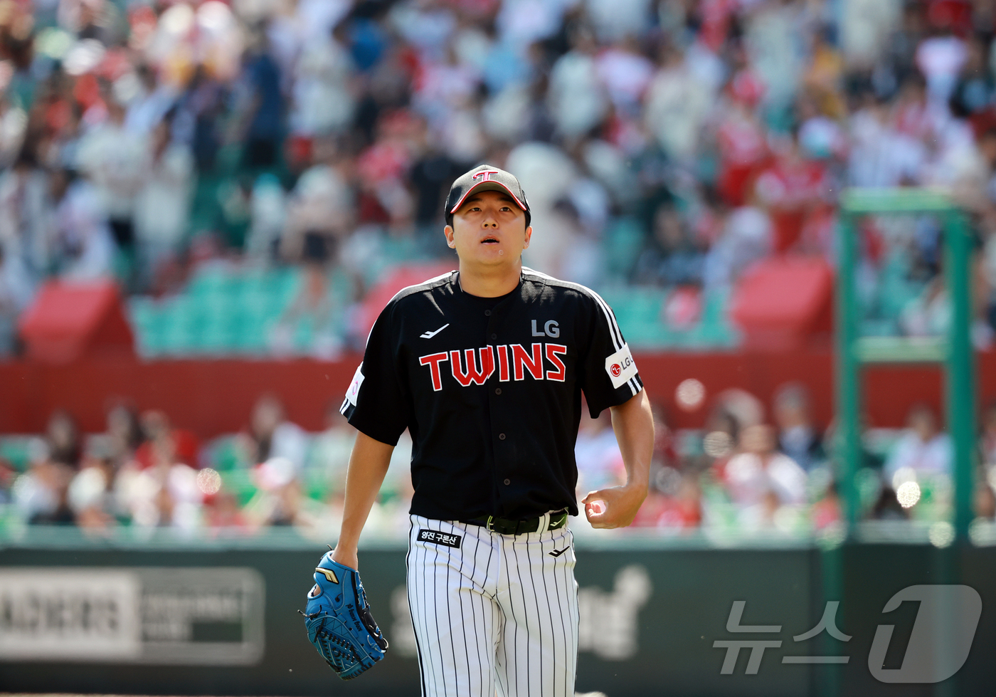 (인천=뉴스1) 김진환 기자 = 25일 오후 인천SSG 랜더스필드에서 열린 '2025 신한 SOL뱅크 KBO리그' LG 트윈스와 SSG 랜더스의 경기, LG 선발 송승기가 5회말 …