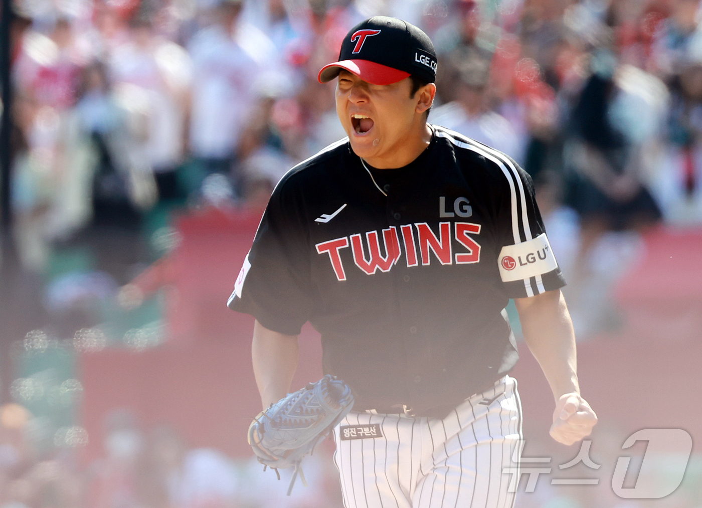 (인천=뉴스1) 김진환 기자 = 25일 오후 인천SSG 랜더스필드에서 열린 '2025 신한 SOL뱅크 KBO리그' LG 트윈스와 SSG 랜더스의 경기, LG 선발 송승기가 6회말 …