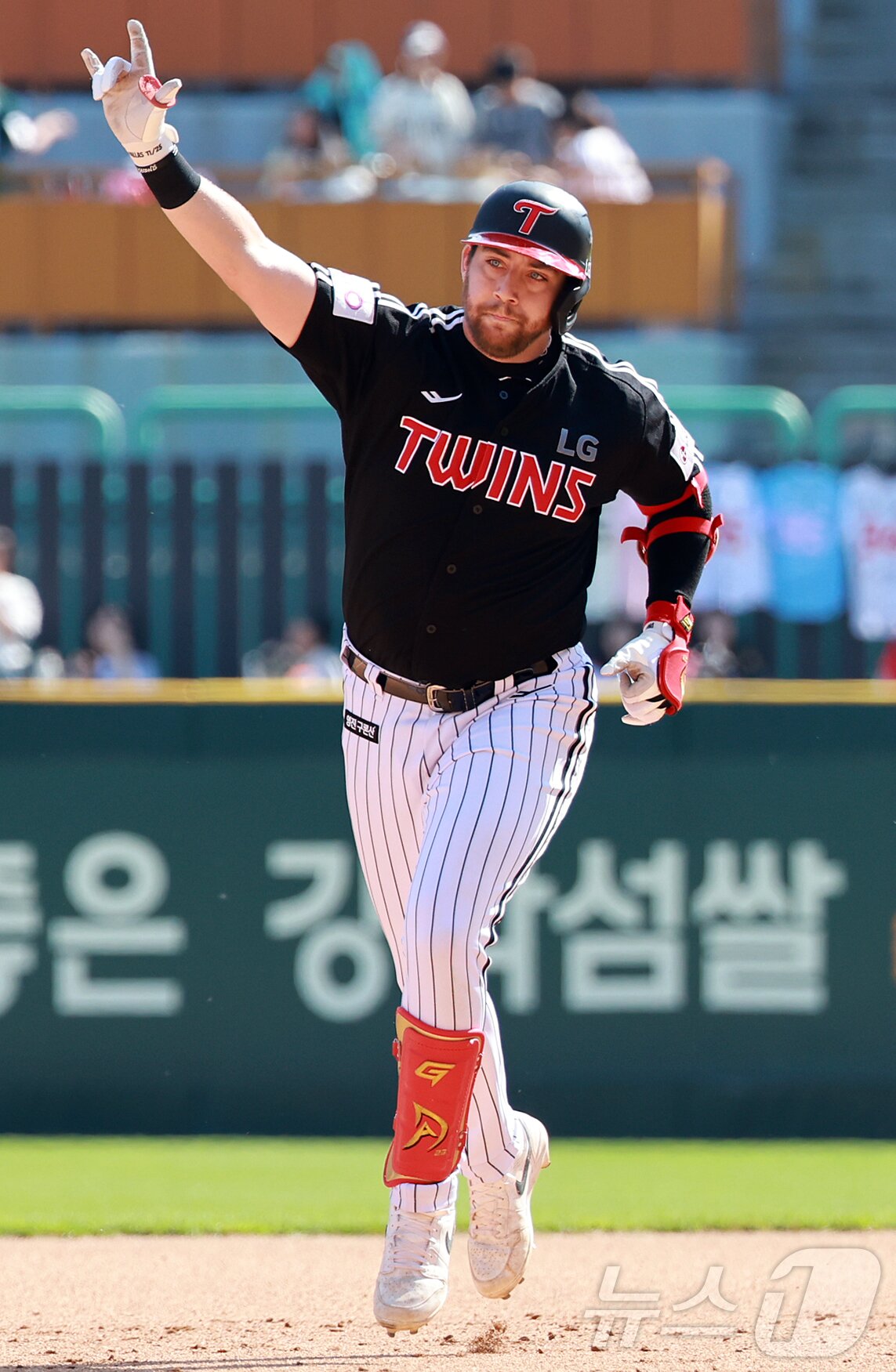 본문 이미지 - 25일 오후 인천SSG 랜더스필드에서 열린 '2025 신한 SOL뱅크 KBO리그' LG 트윈스와 SSG 랜더스의 경기, LG 오스틴이 7회초 선두타자로 나와 솔로홈런을 친 뒤 세리머니를 하며 홈으로 향하고 있다. 2025.5.25/뉴스1 ⓒ News1 김진환 기자