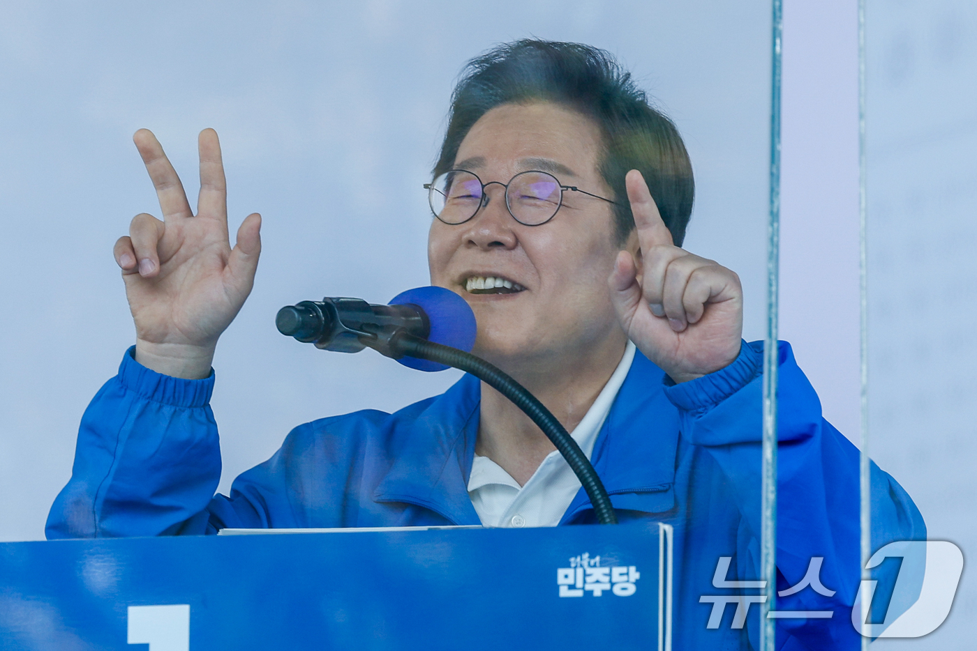 (당진=뉴스1) 안은나 기자 = 이재명 더불어민주당 대통령 후보가 캐스팅보트인 충청권 공략에 나선 25일 오후 충남 당진전통시장을 찾아 지지를 호소하고 있다. 2025.5.25/뉴 …