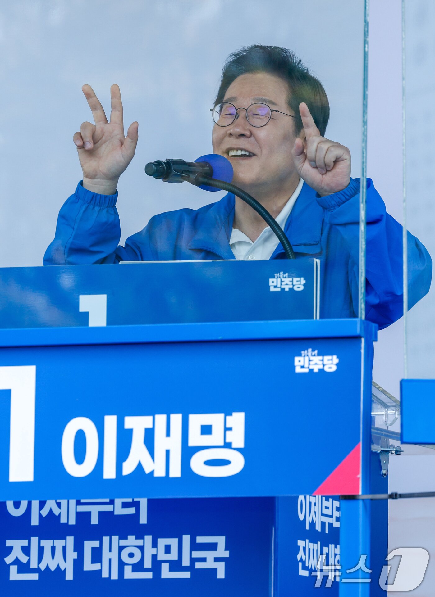 본문 이미지 - 이재명 더불어민주당 대통령 후보가 캐스팅보트인 충청권 공략에 나선 25일 오후 충남 당진전통시장을 찾아 지지를 호소하고 있다. 2025.5.25/뉴스1 ⓒ News1 안은나 기자