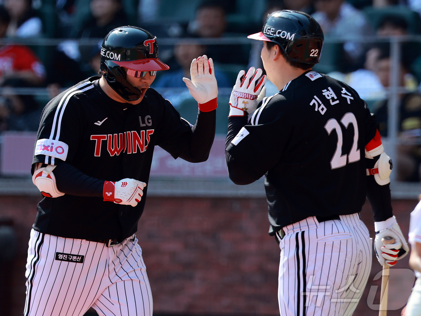 (인천=뉴스1) 김진환 기자 = 25일 오후 인천SSG 랜더스필드에서 열린 '2025 신한 SOL뱅크 KBO리그' LG 트윈스와 SSG 랜더스의 경기, LG 문보경이 7회초 솔로홈 …