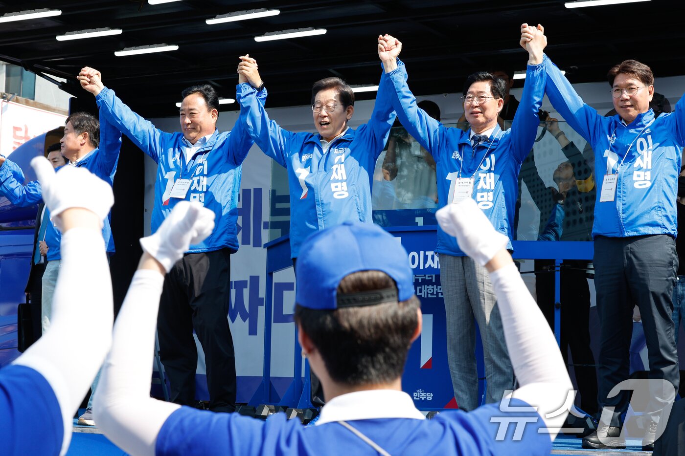 본문 이미지 - 이재명 더불어민주당 대통령 후보가 캐스팅보트인 충청권 공략에 나선 25일 오후 충남 당진전통시장을 찾아 유세를 마친 뒤 인사하고 있다. 2025.5.25/뉴스1 ⓒ News1 안은나 기자