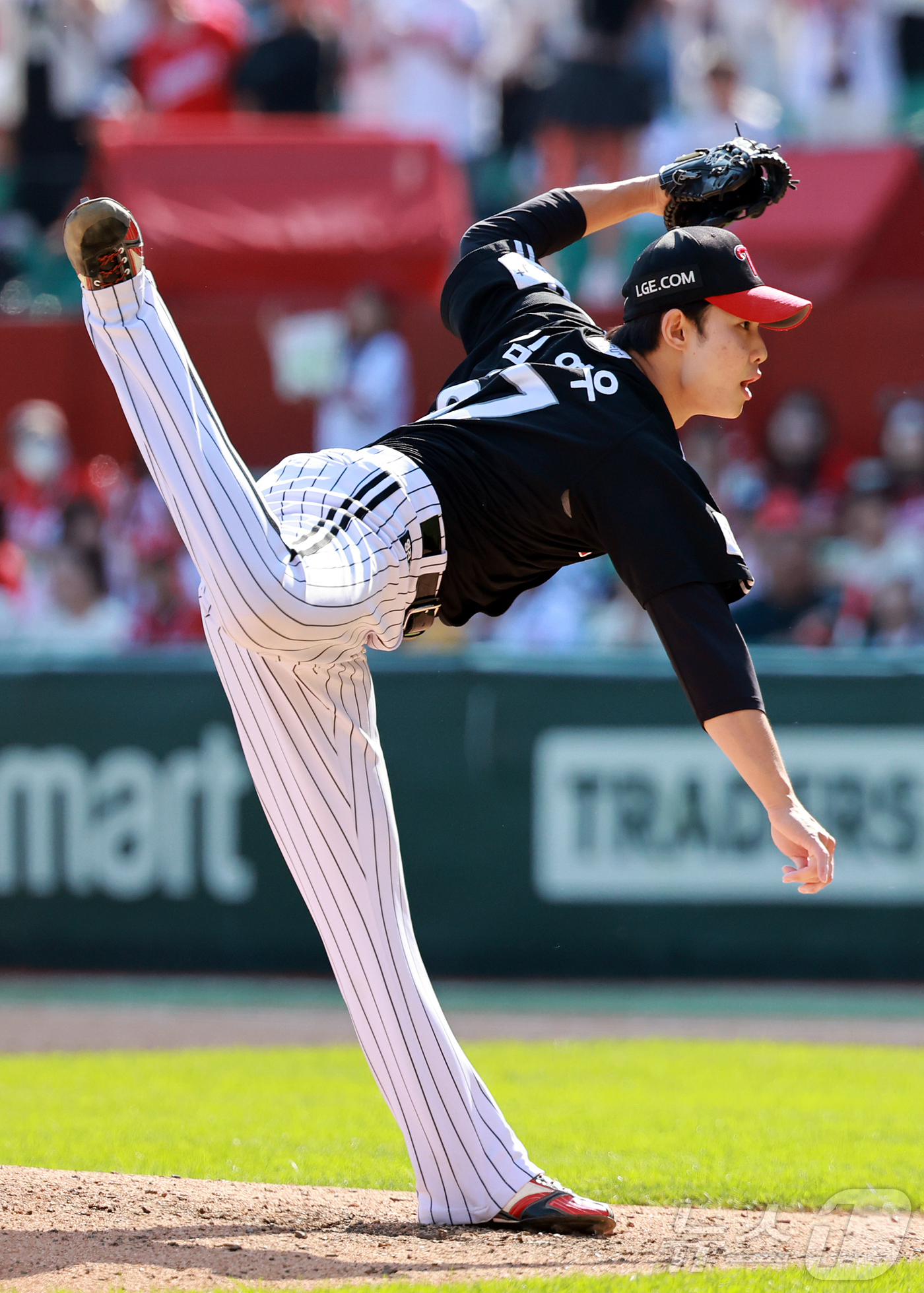 (인천=뉴스1) 김진환 기자 = 25일 오후 인천SSG 랜더스필드에서 열린 '2025 신한 SOL뱅크 KBO리그' LG 트윈스와 SSG 랜더스의 경기, LG 김영우가 7회말 2사 …