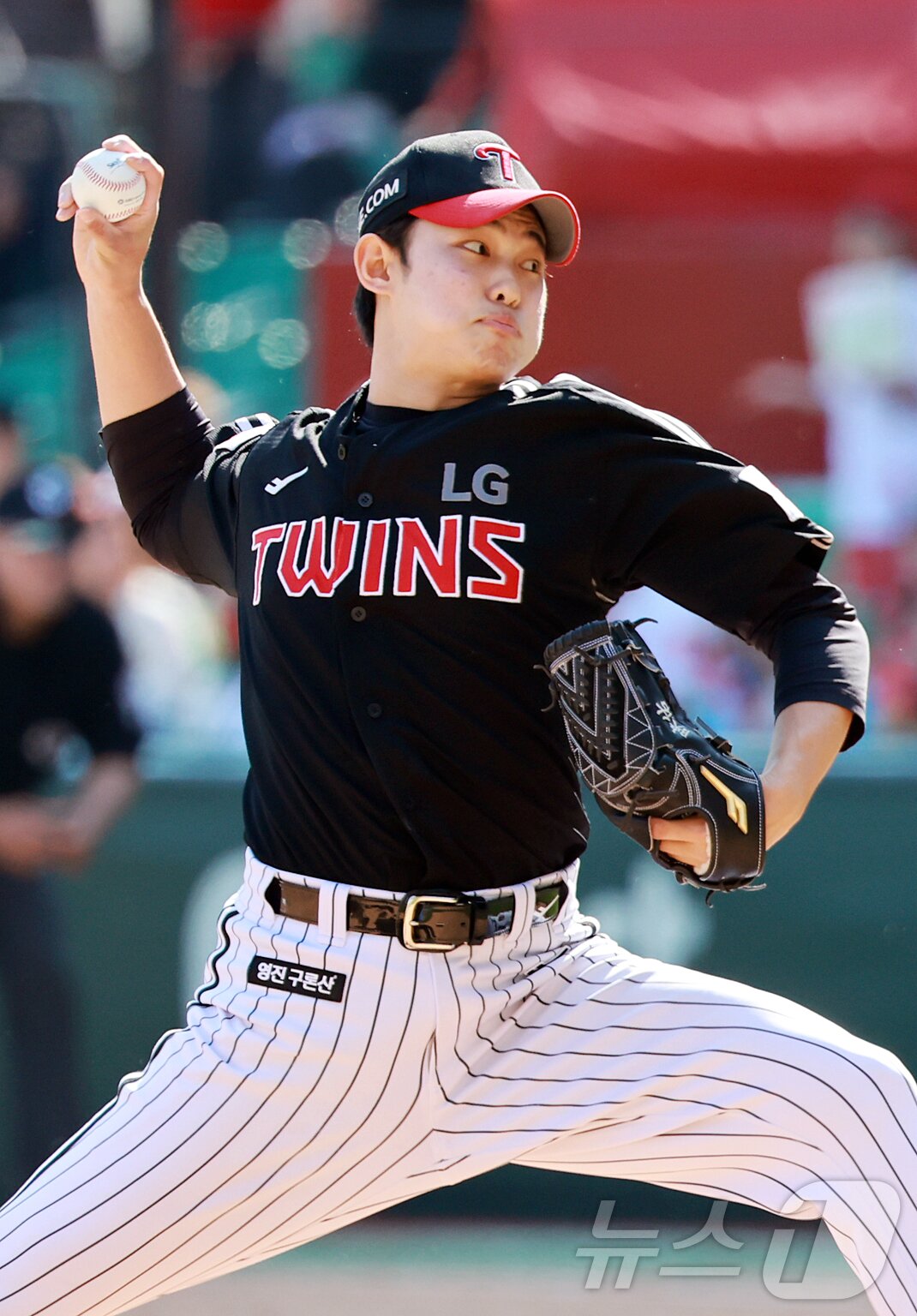 본문 이미지 - 25일 오후 인천SSG 랜더스필드에서 열린 '2025 신한 SOL뱅크 KBO리그' LG 트윈스와 SSG 랜더스의 경기, LG 김영우가 7회말 2사 1루 상황에 등판해 힘차게 공을 던지고 있다. 2025.5.25/뉴스1 ⓒ News1 김진환 기자