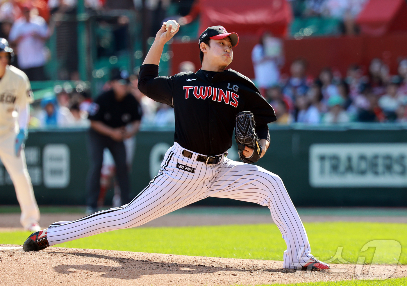 (인천=뉴스1) 김진환 기자 = 25일 오후 인천SSG 랜더스필드에서 열린 '2025 신한 SOL뱅크 KBO리그' LG 트윈스와 SSG 랜더스의 경기, LG 김영우가 7회말 2사 …