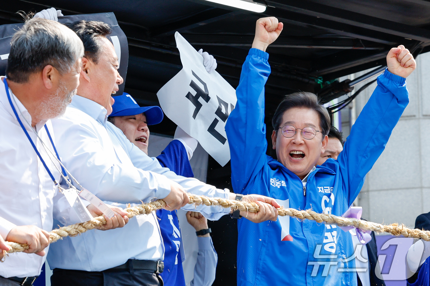 (당진=뉴스1) 안은나 기자 = 이재명 더불어민주당 대통령 후보가 캐스팅보트인 충청권 공략에 나선 25일 오후 충남 당진전통시장을 찾아 기득권과 국민의 줄다리기 중 국민이 이긴다는 …