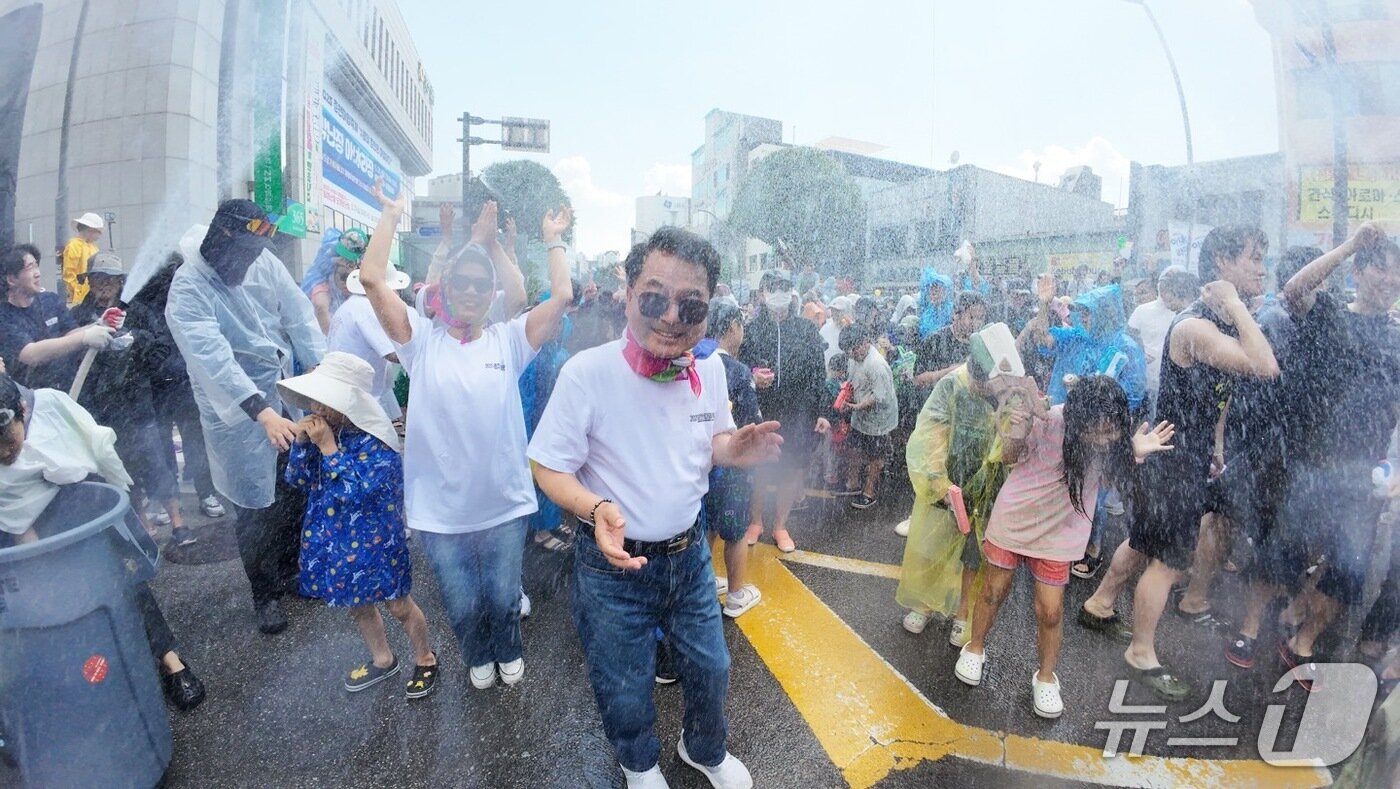 본문 이미지 - 25일 오후 춘천 중앙로에서 열린 개막난장 &#39;아!水라장&#39;에서 육동한 춘천시장이 축제를 즐기고 있다.&#40;춘천시 제공, 재판매 및 DB금지&#41;