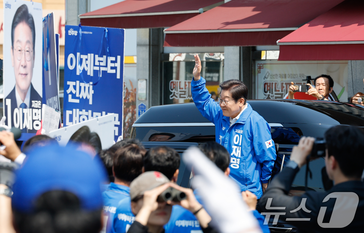 (당진=뉴스1) 안은나 기자 = 이재명 더불어민주당 대통령 후보가 캐스팅보트인 충청권 공략에 나선 25일 오후 충남 당진전통시장을 찾아 인사하고 있다. 2025.5.25/뉴스1