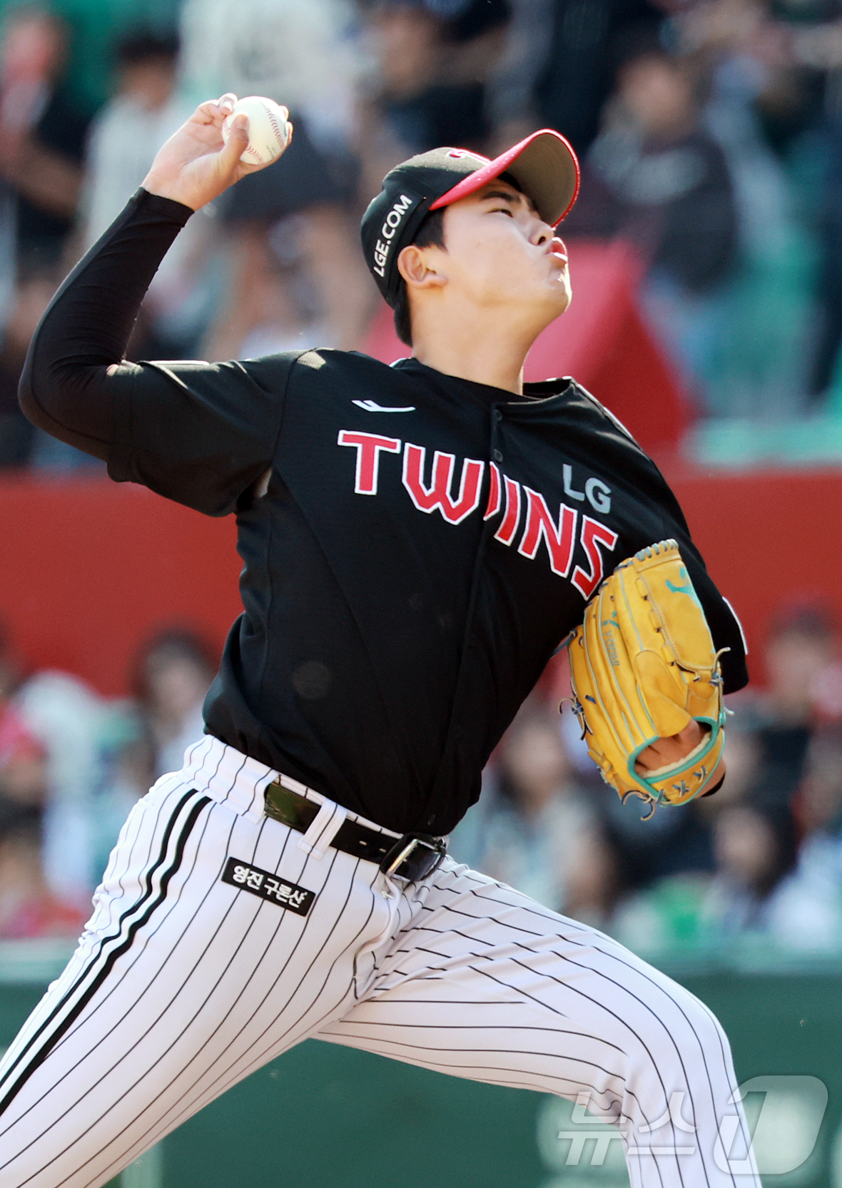 (인천=뉴스1) 김진환 기자 = 25일 오후 인천SSG 랜더스필드에서 열린 '2025 신한 SOL뱅크 KBO리그' LG 트윈스와 SSG 랜더스의 경기, LG 김종운이 9회말 등판해 …