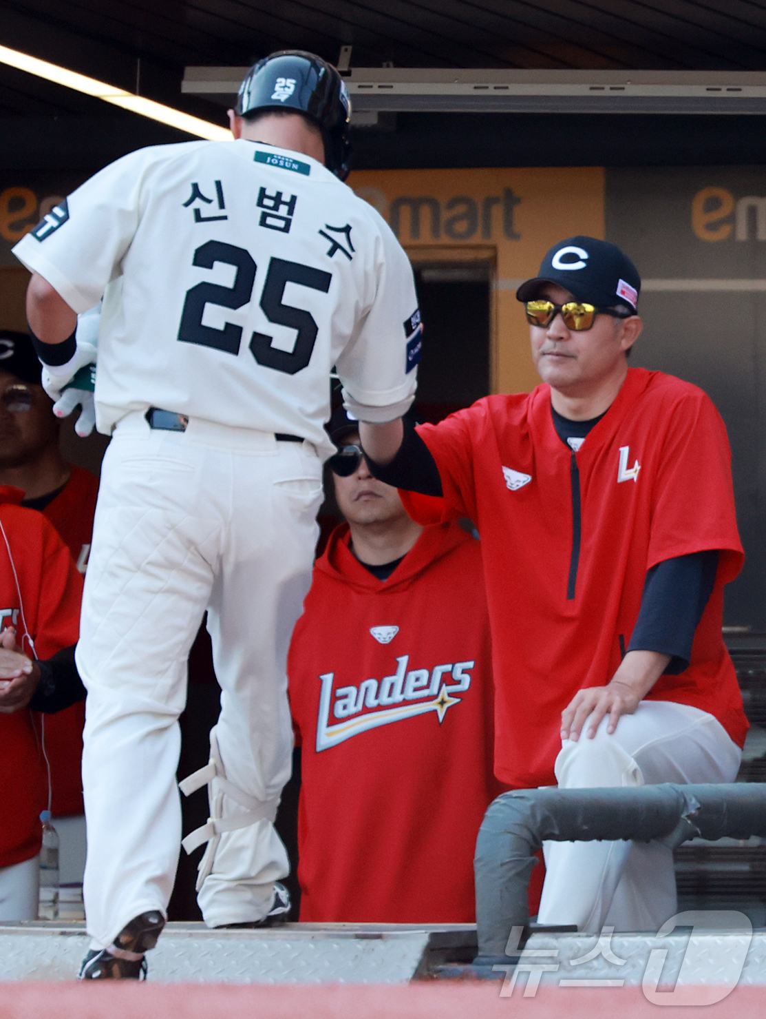 (인천=뉴스1) 김진환 기자 = 25일 오후 인천SSG 랜더스필드에서 열린 '2025 신한 SOL뱅크 KBO리그' LG 트윈스와 SSG 랜더스의 경기, 9회말 1사 SSG 이숭용 …