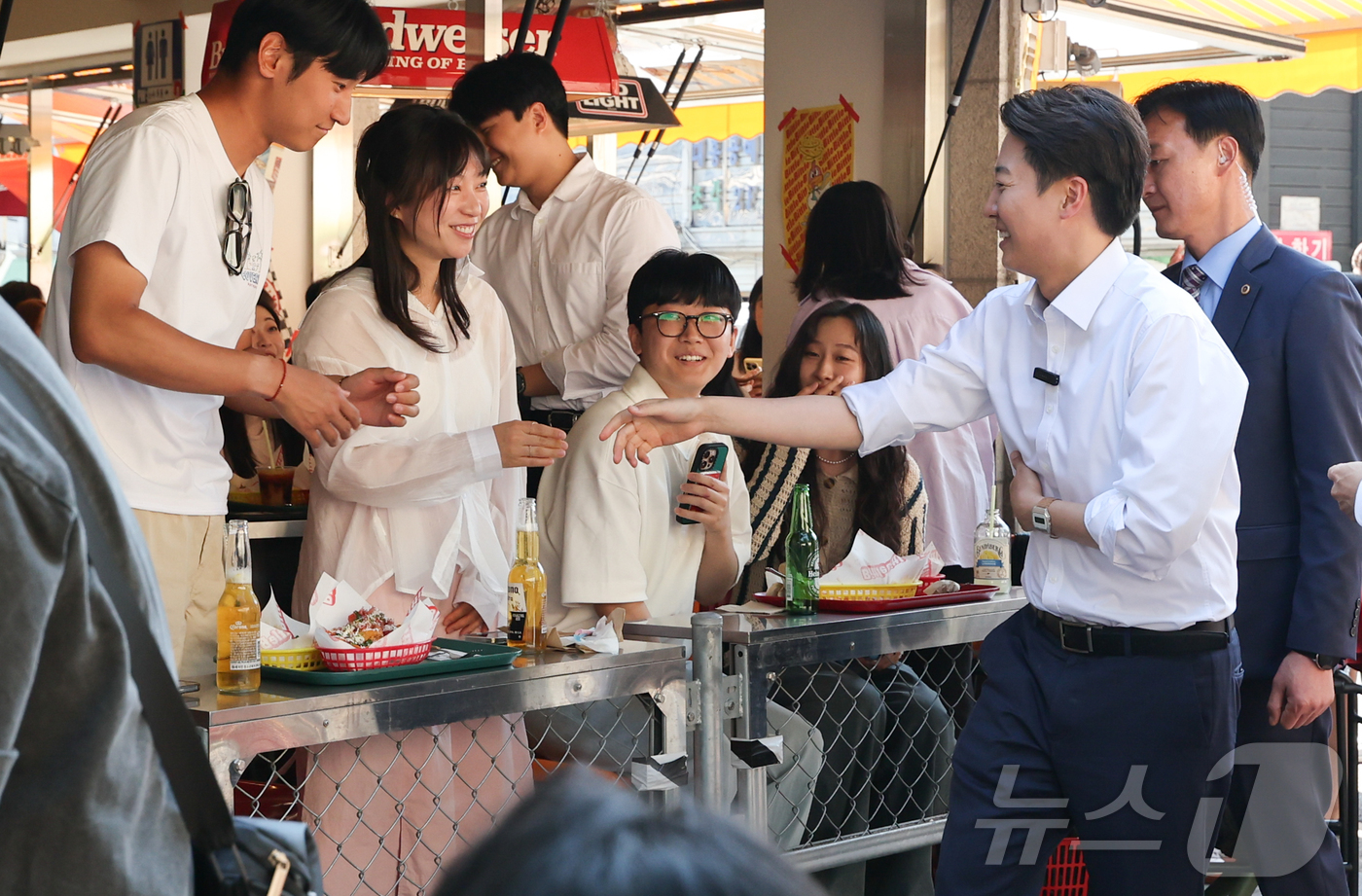 (서울=뉴스1) 허경 기자 = 이준석 개혁신당 대통령 후보가 25일 서울 종로구 서순라길을 찾아 유권자들과 인사하며 지지를 호소하고 있다. 2025.5.25/뉴스1