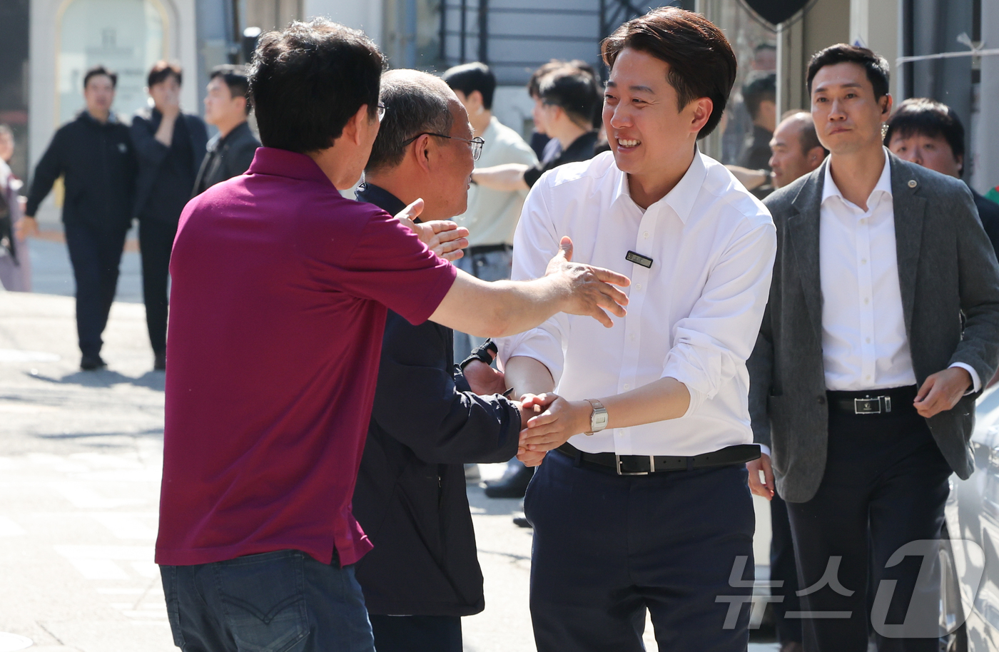 (서울=뉴스1) 허경 기자 = 이준석 개혁신당 대통령 후보가 25일 서울 종로구 서순라길을 찾아 유권자들과 인사하며 지지를 호소하고 있다. 2025.5.25/뉴스1