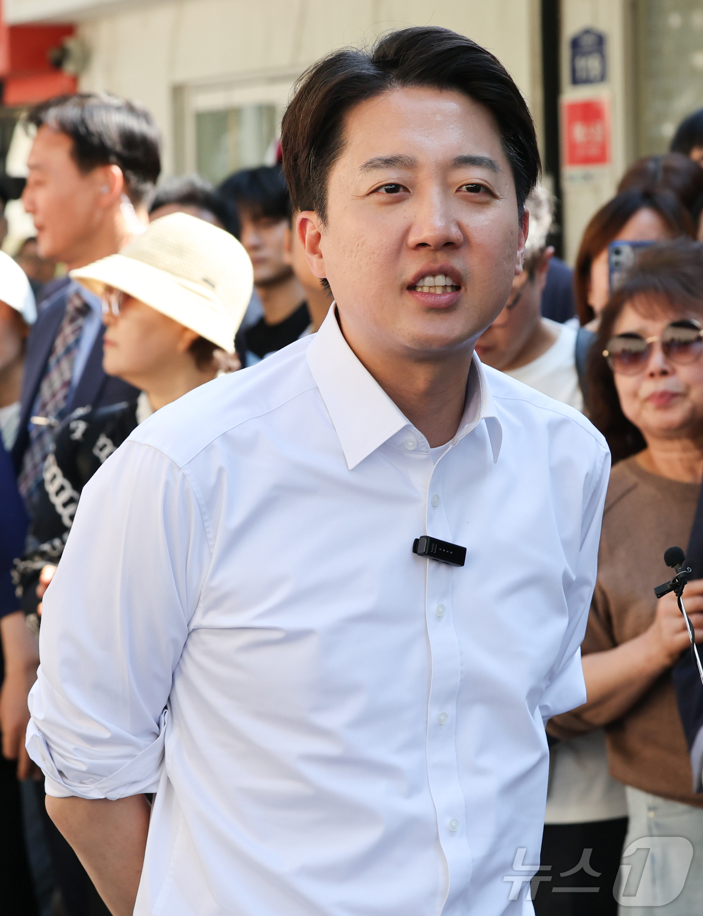 (서울=뉴스1) 허경 기자 = 이준석 개혁신당 대통령 후보가 25일 서울 종로구 서순라길을 찾아 취재진의 질의에 답하고 있다. 2025.5.25/뉴스1