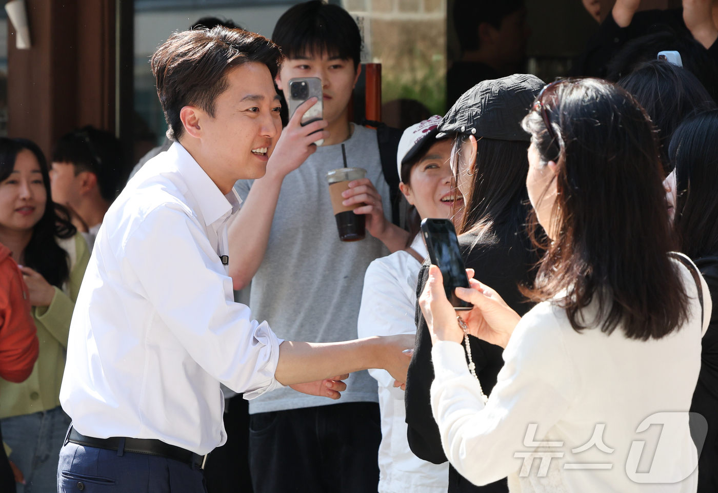 (서울=뉴스1) 허경 기자 = 이준석 개혁신당 대통령 후보가 25일 서울 종로구 서순라길을 찾아 유권자들과 인사하며 지지를 호소하고 있다. 2025.5.25/뉴스1