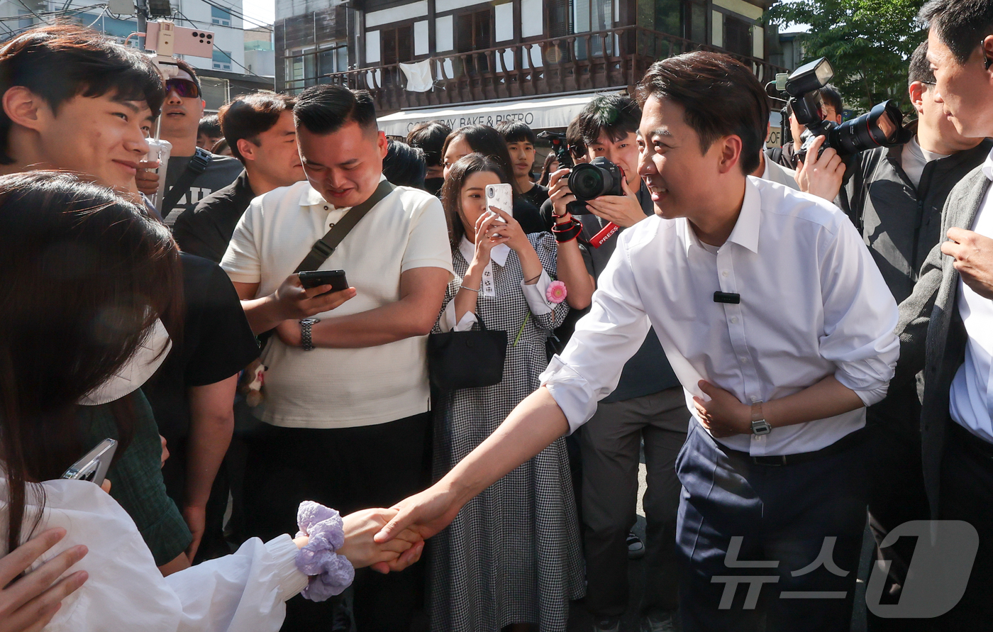 (서울=뉴스1) 허경 기자 = 이준석 개혁신당 대통령 후보가 25일 서울 종로구 서순라길을 찾아 유권자들과 인사하며 지지를 호소하고 있다. 2025.5.25/뉴스1