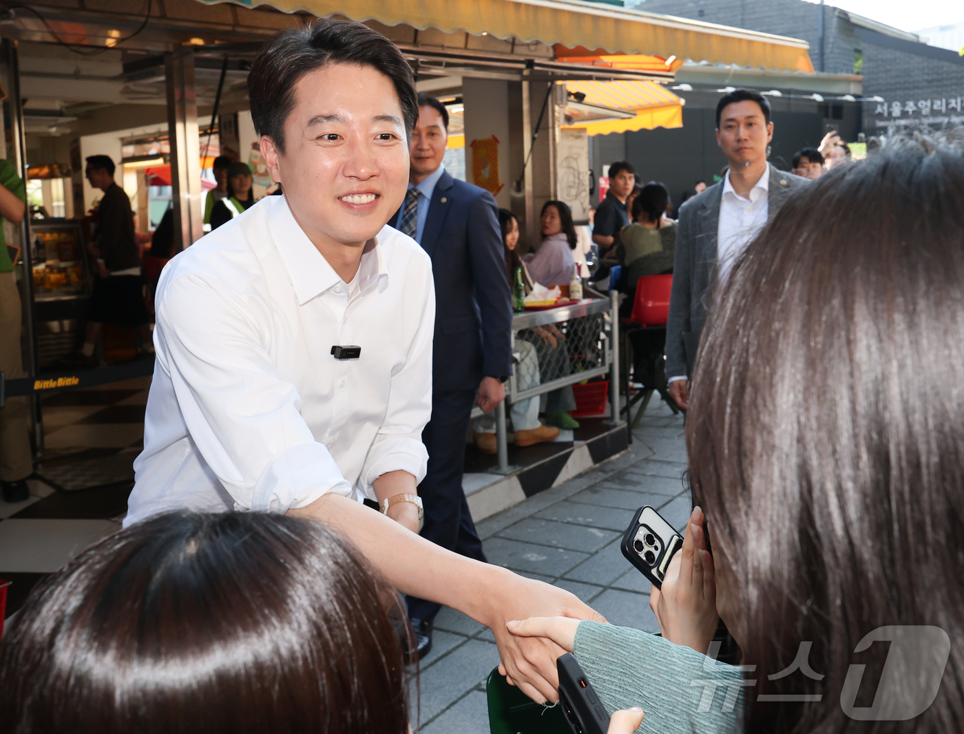 (서울=뉴스1) 허경 기자 = 이준석 개혁신당 대통령 후보가 25일 서울 종로구 서순라길을 찾아 유권자들과 인사하며 지지를 호소하고 있다. 2025.5.25/뉴스1
