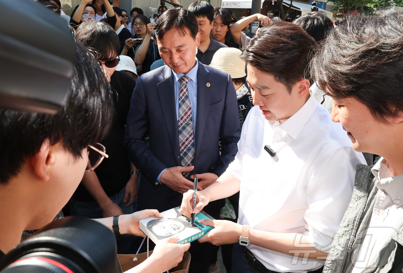 (서울=뉴스1) 허경 기자 = 이준석 개혁신당 대통령 후보가 25일 서울 종로구 서순라길을 찾아 유권자들과 인사하며 지지를 호소하고 있다. 2025.5.25/뉴스1