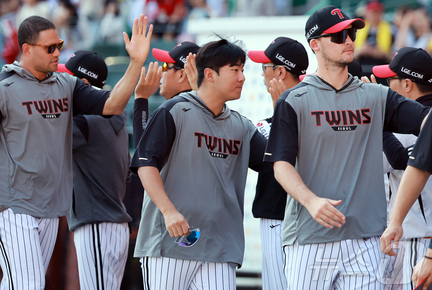 (인천=뉴스1) 김진환 기자 = 25일 오후 인천SSG 랜더스필드에서 열린 '2025 신한 SOL뱅크 KBO리그' LG 트윈스와 SSG 랜더스의 경기에서 9대3 승리를 거둔 LG …