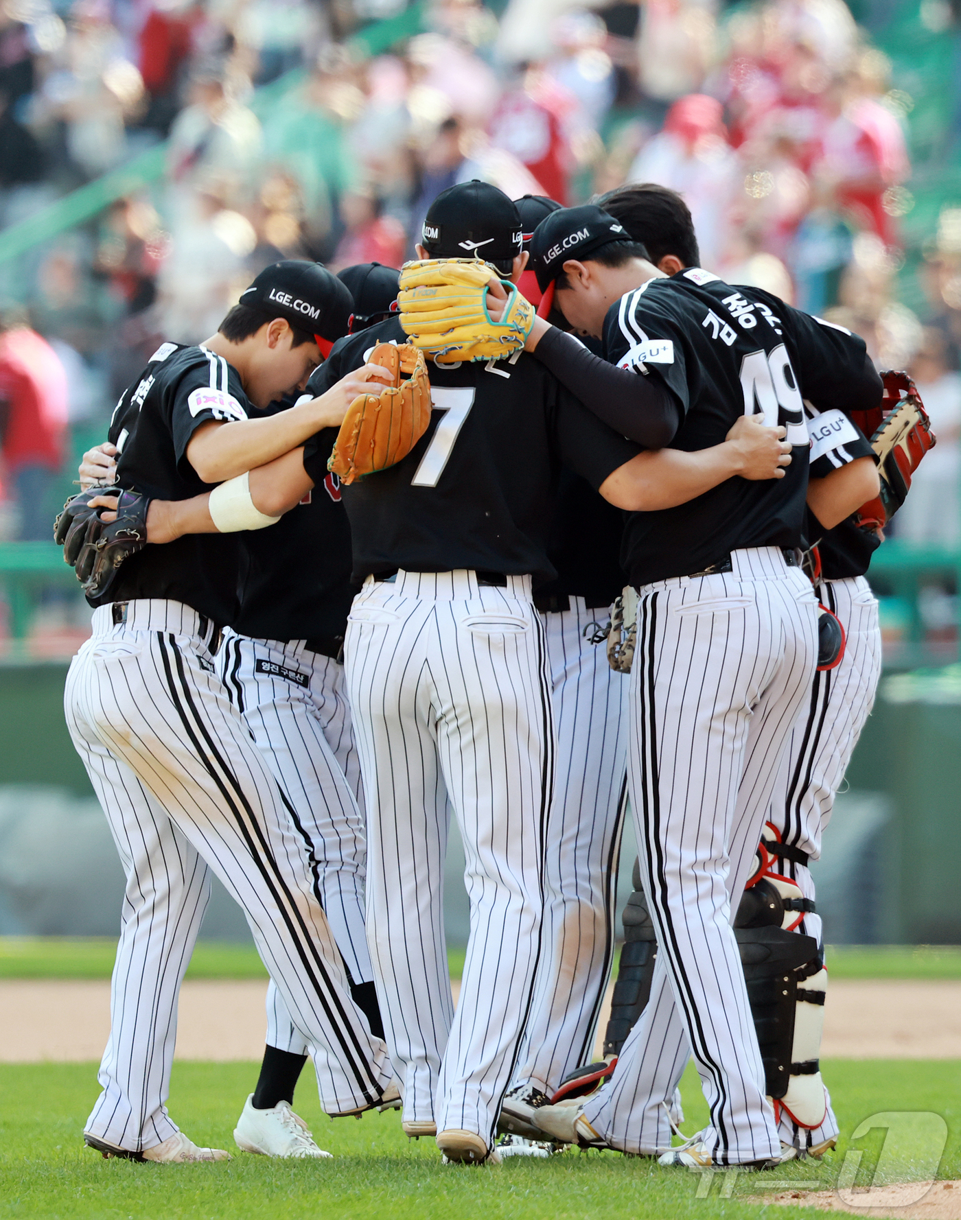 (인천=뉴스1) 김진환 기자 = 25일 오후 인천SSG 랜더스필드에서 열린 '2025 신한 SOL뱅크 KBO리그' LG 트윈스와 SSG 랜더스의 경기에서 9대3 승리를 거둔 LG …