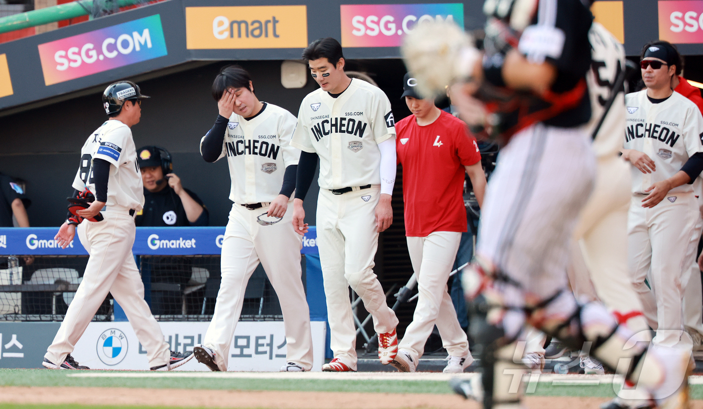 (인천=뉴스1) 김진환 기자 = 25일 오후 인천SSG 랜더스필드에서 열린 '2025 신한 SOL뱅크 KBO리그' LG 트윈스와 SSG 랜더스의 경기에서 3대9 패배를 기록한 SS …