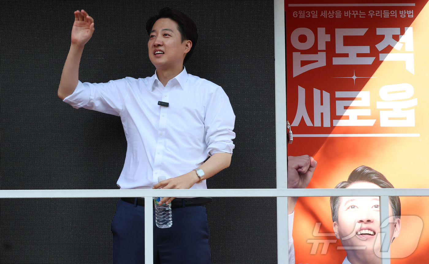 (서울=뉴스1) 허경 기자 = 이준석 개혁신당 대통령 후보가25일 서울 종로구 서순라길을 찾아 유세를 하고 있다. (공동취재) 2025.5.25/뉴스1