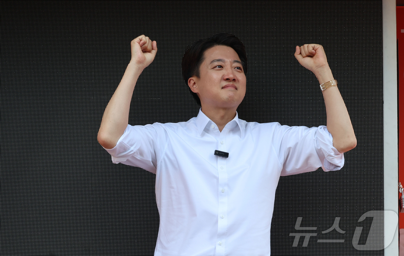 (서울=뉴스1) 허경 기자 = 이준석 개혁신당 대통령 후보가25일 서울 종로구 서순라길을 찾아 유세를 하고 있다. (공동취재) 2025.5.25/뉴스1