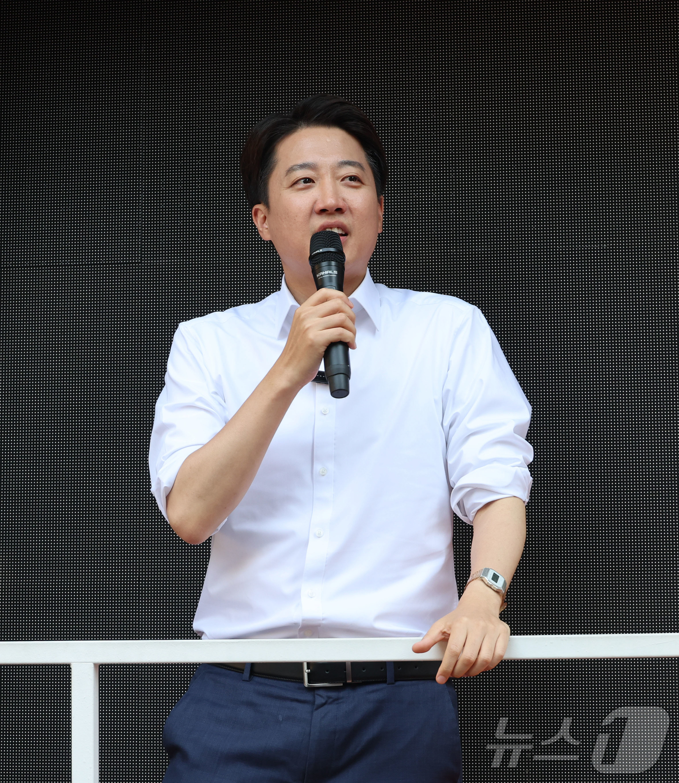 (서울=뉴스1) 허경 기자 = 이준석 개혁신당 대통령 후보가 25일 서울 종로구 서순라길을 찾아 유세를 하고 있다. (공동취재) 2025.5.25/뉴스1