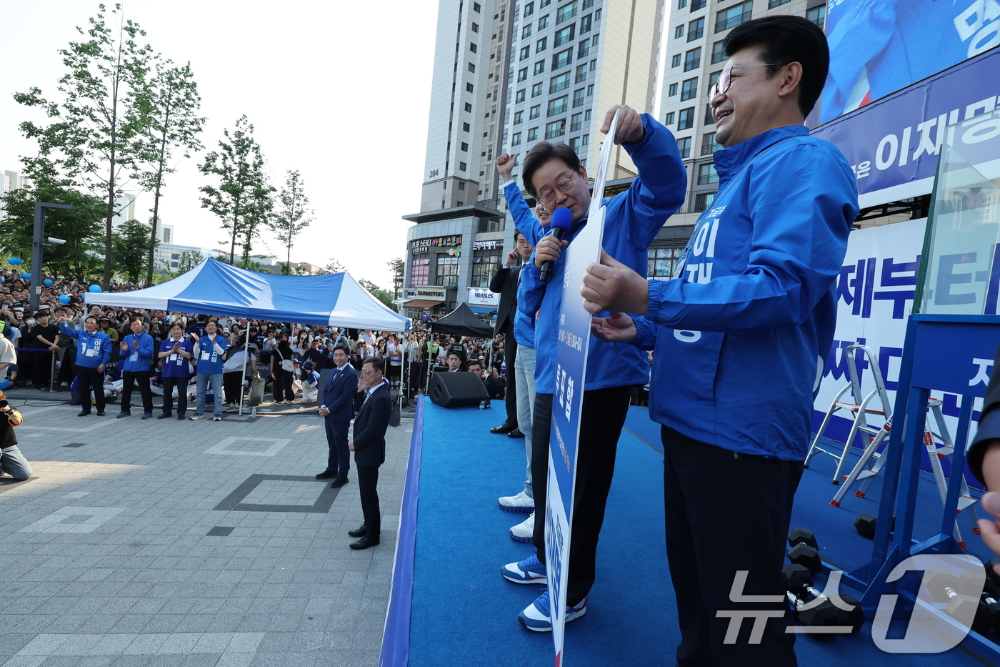 (아산=뉴스1) 안은나 기자 = 이재명 더불어민주당 대통령 후보가 캐스팅보트인 충청권 공략에 나선 25일 오후 충남 아산시 탕정역 한들물빛공원을 찾아 사전투표지를 투표함에 넣는 퍼 …