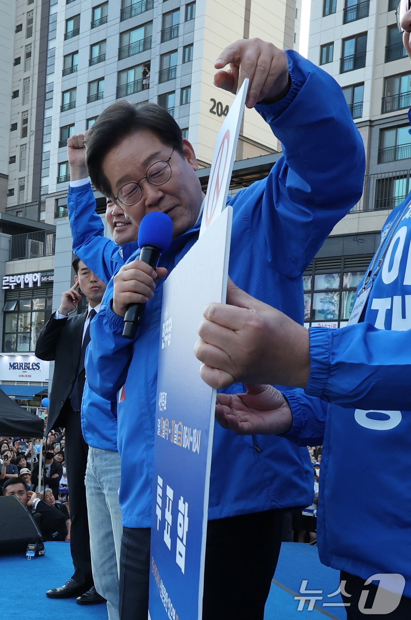 (아산=뉴스1) 안은나 기자 = 이재명 더불어민주당 대통령 후보가 캐스팅보트인 충청권 공략에 나선 25일 오후 충남 아산시 탕정역 한들물빛공원을 찾아 사전투표지를 투표함에 넣는 퍼 …