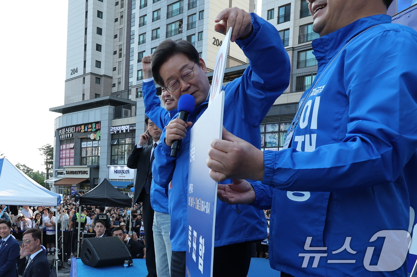 (아산=뉴스1) 안은나 기자 = 이재명 더불어민주당 대통령 후보가 캐스팅보트인 충청권 공략에 나선 25일 오후 충남 아산시 탕정역 한들물빛공원을 찾아 사전투표지를 투표함에 넣는 퍼 …