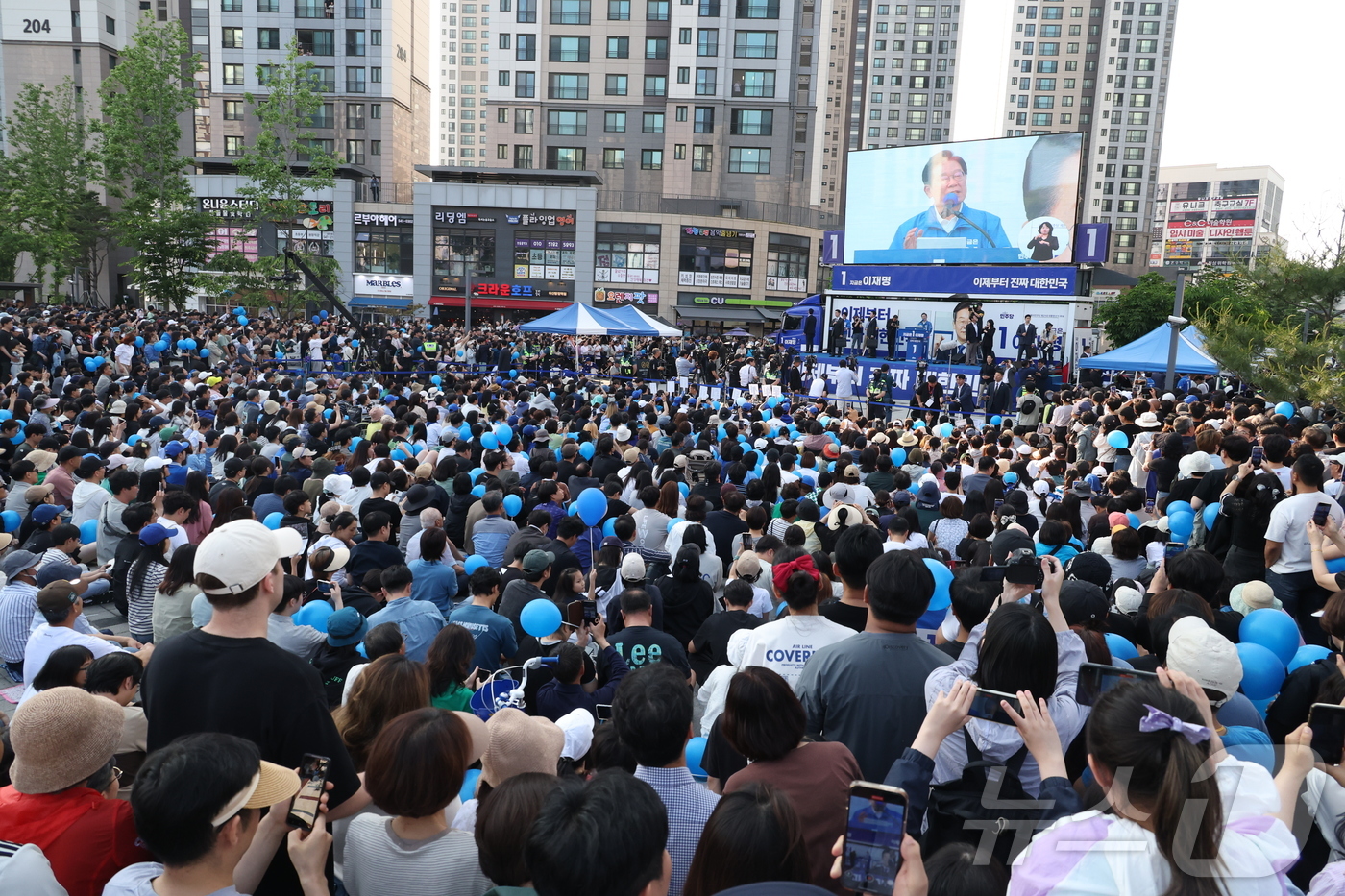 (아산=뉴스1) 안은나 기자 = 이재명 더불어민주당 대통령 후보가 25일 충남 아산시 탕정역 한들물빛공원에서 열린 유세에서 시민들에게 지지를 호소하고 있다. (공동취재) 2025. …