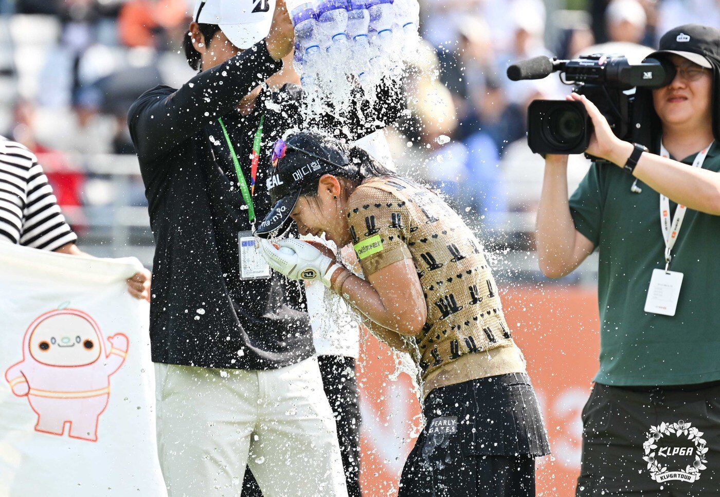 본문 이미지 - 25일 경기 여주 페럼클럽에서 열린 &#39;제13회 E1채리티 오픈&#39;에서 박현경이 우승을 확정짓고 물세례를 받고 있다. &#40;KLPGA 제공. 재판매 및 DB 금지&#41; 2025.5.25/뉴스1