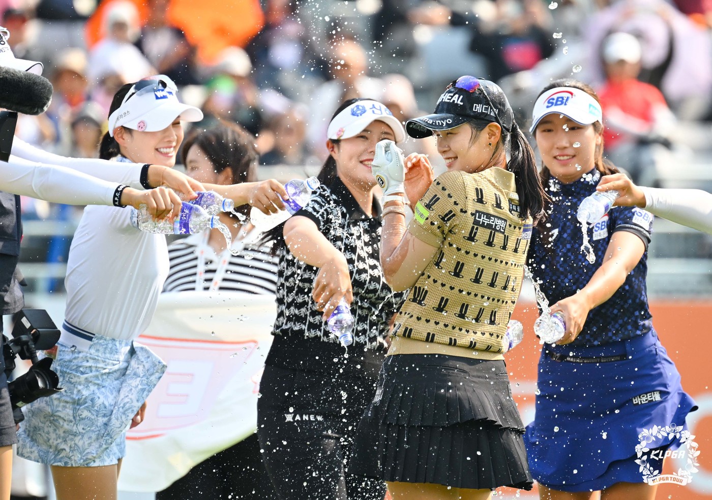 (서울=뉴스1) = 25일 경기 여주 페럼클럽에서 열린 '제13회 E1채리티 오픈'에서 박현경이 우승을 확정짓고 물세례를 받고 있다. (KLPGA 제공. 재판매 및 DB 금지) 2 …