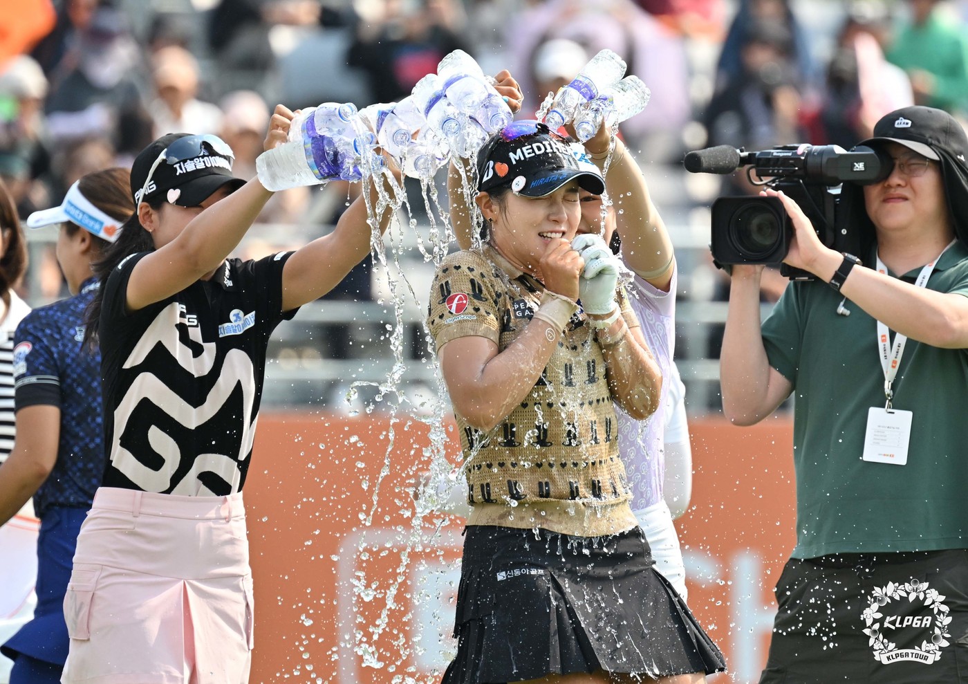 (서울=뉴스1) = 25일 경기 여주 페럼클럽에서 열린 '제13회 E1채리티 오픈'에서 박현경이 우승을 확정짓고 물세례를 받고 있다. (KLPGA 제공. 재판매 및 DB 금지) 2 …