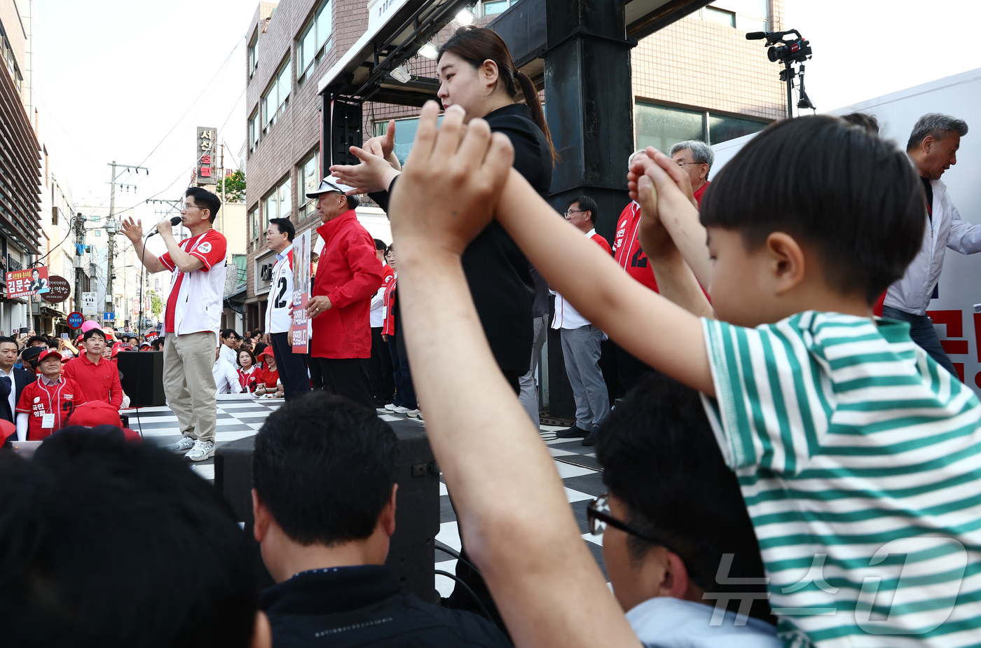 (서산=뉴스1) 김민지 기자 = 김문수 국민의힘 대통령 후보가 25일 오후 충남 서산시 중앙통 로데오거리에서 집중유세를 하고 있다. 2025.5.25/뉴스1