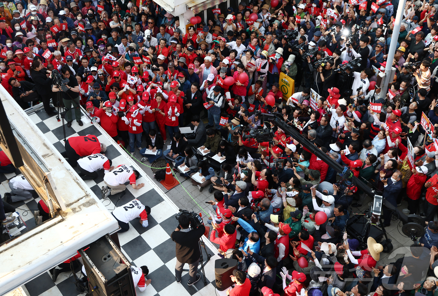 (서산=뉴스1) 김민지 기자 = 김문수 국민의힘 대통령 후보가 25일 오후 충남 서산시 중앙통 로데오거리에서 집중유세를 하고 있다. 2025.5.25/뉴스1