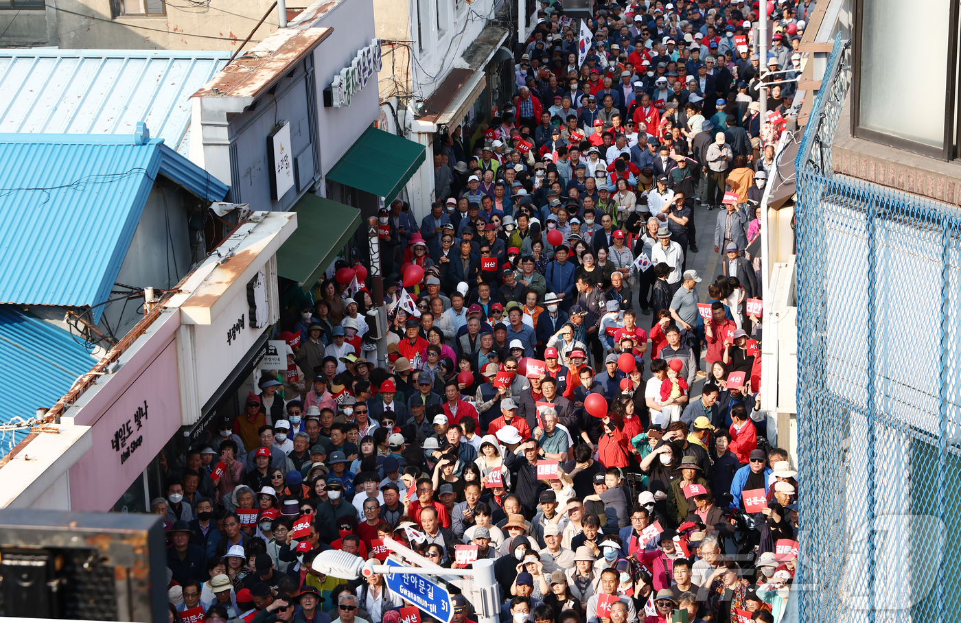 (서산=뉴스1) 김민지 기자 = 김문수 국민의힘 대통령 후보가 25일 오후 충남 서산시 중앙통 로데오거리에서 집중유세를 하고 있는 가운데 시민들이 이를 지켜보고 있다. 2025.5 …