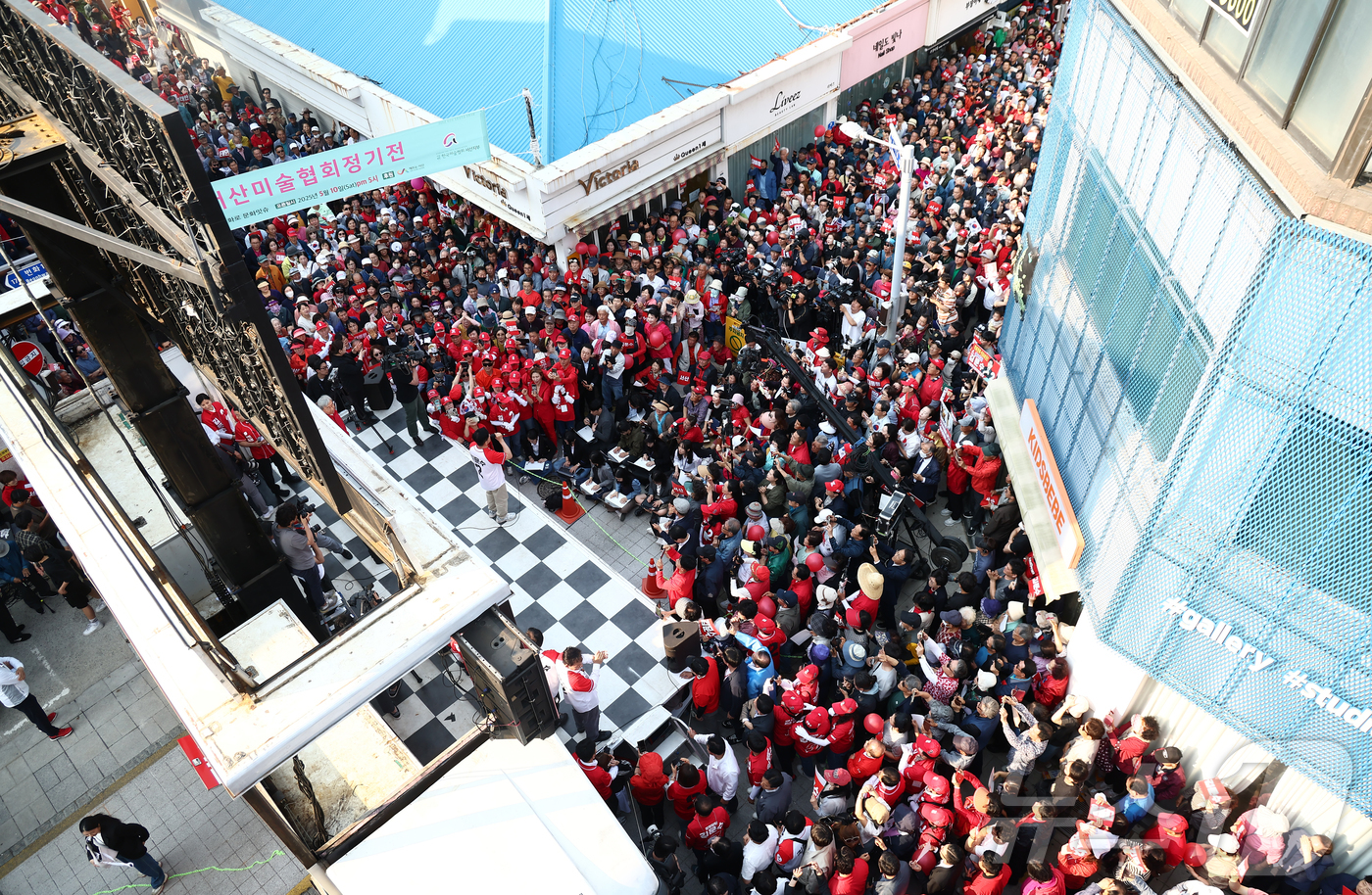 (서산=뉴스1) 김민지 기자 = 김문수 국민의힘 대통령 후보가 25일 오후 충남 서산시 중앙통 로데오거리에서 집중유세를 하고 있다. 2025.5.25/뉴스1