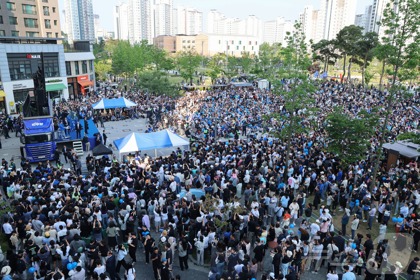 (아산=뉴스1) 안은나 기자 = 이재명 더불어민주당 대통령 후보가 캐스팅보트인 충청권 공략에 나선 25일 오후 충남 아산시 탕정역 한들물빛공원을 찾아 지지를 호소하고 있다. (공동 …