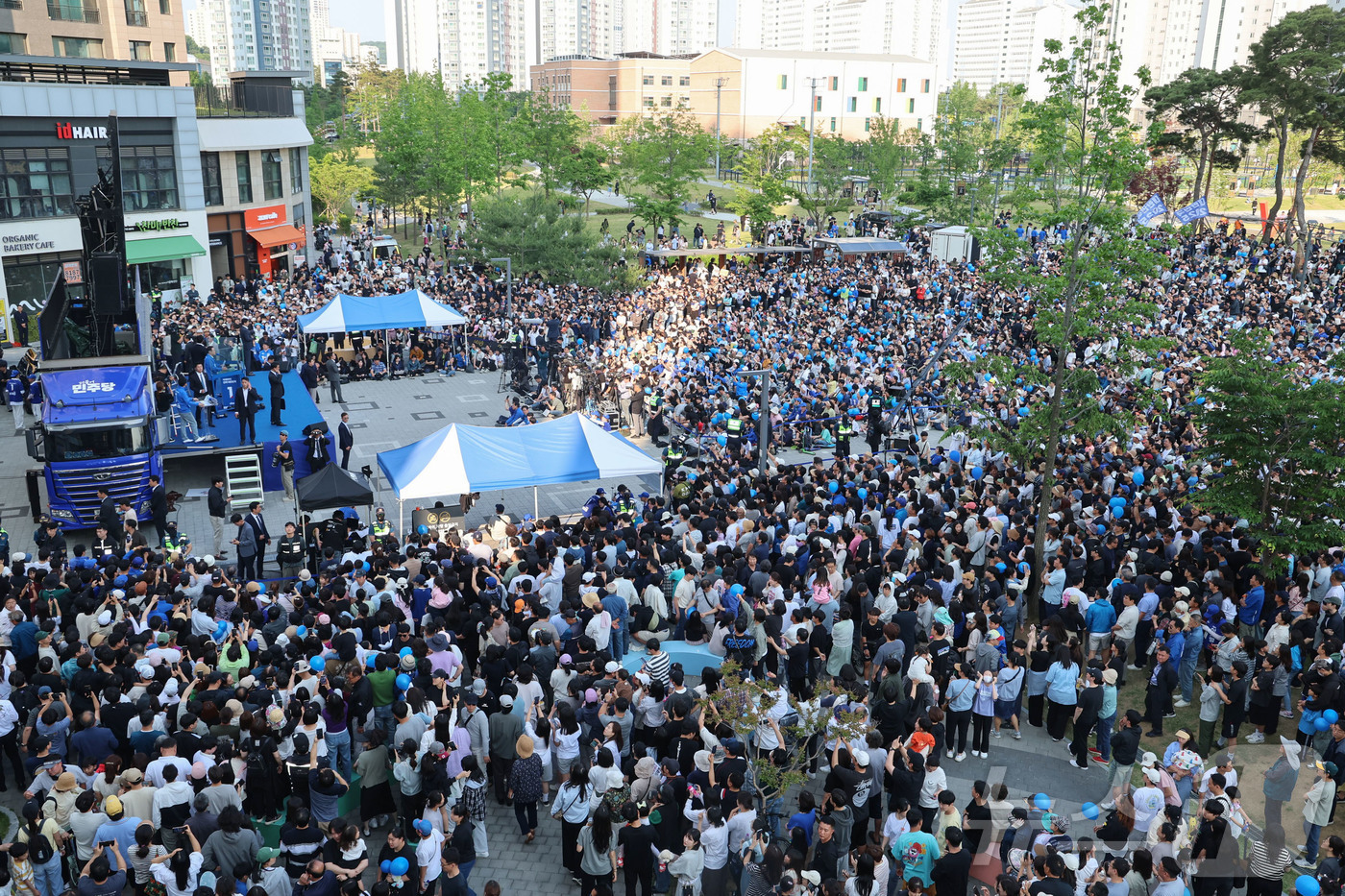 (아산=뉴스1) 안은나 기자 = 이재명 더불어민주당 대통령 후보가 캐스팅보트인 충청권 공략에 나선 25일 오후 충남 아산시 탕정역 한들물빛공원을 찾아 지지를 호소하고 있다. (공동 …