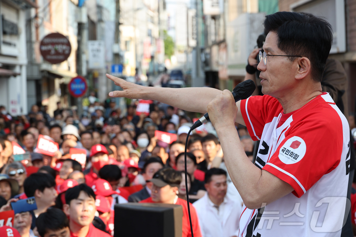 (서산=뉴스1) 김민지 기자 = 김문수 국민의힘 대통령 후보가 25일 오후 충남 서산시 중앙통 로데오거리에서 집중유세를 하고 있다. (공동취재) 2025.5.25/뉴스1
