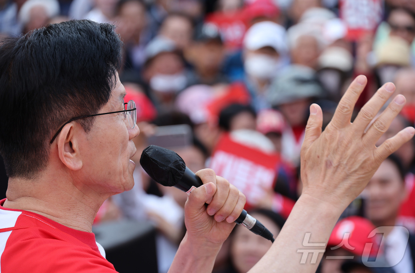 (서산=뉴스1) 김민지 기자 = 김문수 국민의힘 대통령 후보가 25일 오후 충남 서산시 중앙통 로데오거리에서 집중유세를 하고 있다. (공동취재) 2025.5.25/뉴스1