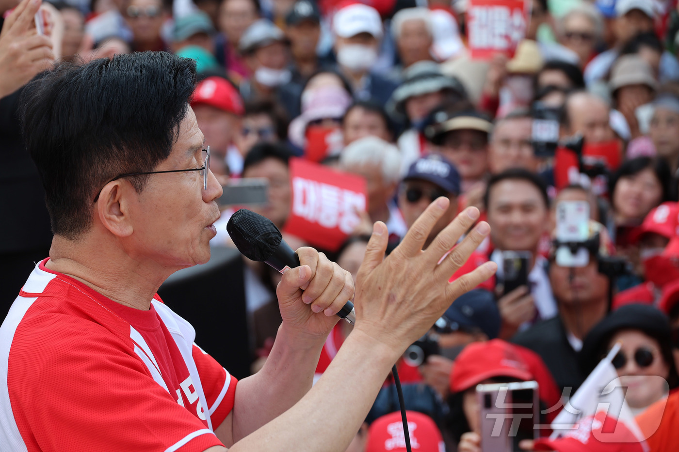 (서산=뉴스1) 김민지 기자 = 김문수 국민의힘 대통령 후보가 25일 오후 충남 서산시 중앙통 로데오거리에서 집중유세를 하고 있다. (공동취재) 2025.5.25/뉴스1