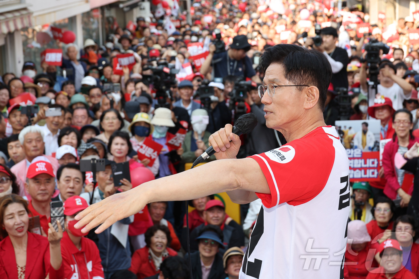 (서산=뉴스1) 김민지 기자 = 김문수 국민의힘 대통령 후보가 25일 오후 충남 서산시 중앙통 로데오거리에서 집중유세를 하고 있다. (공동취재) 2025.5.25/뉴스1